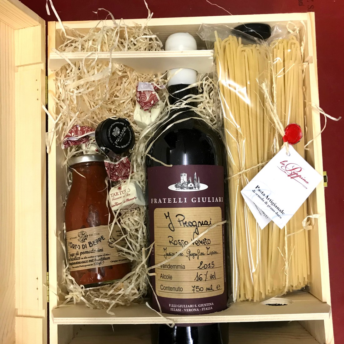 Holzkiste mit Wein, Sugo und Pasta
