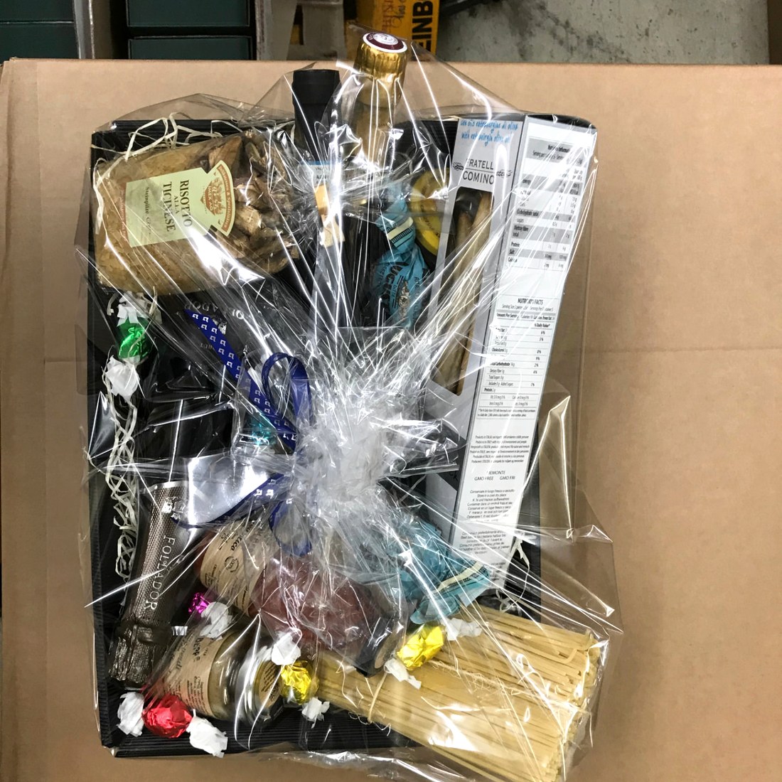Versandfertig verpackter Geschenkkorb